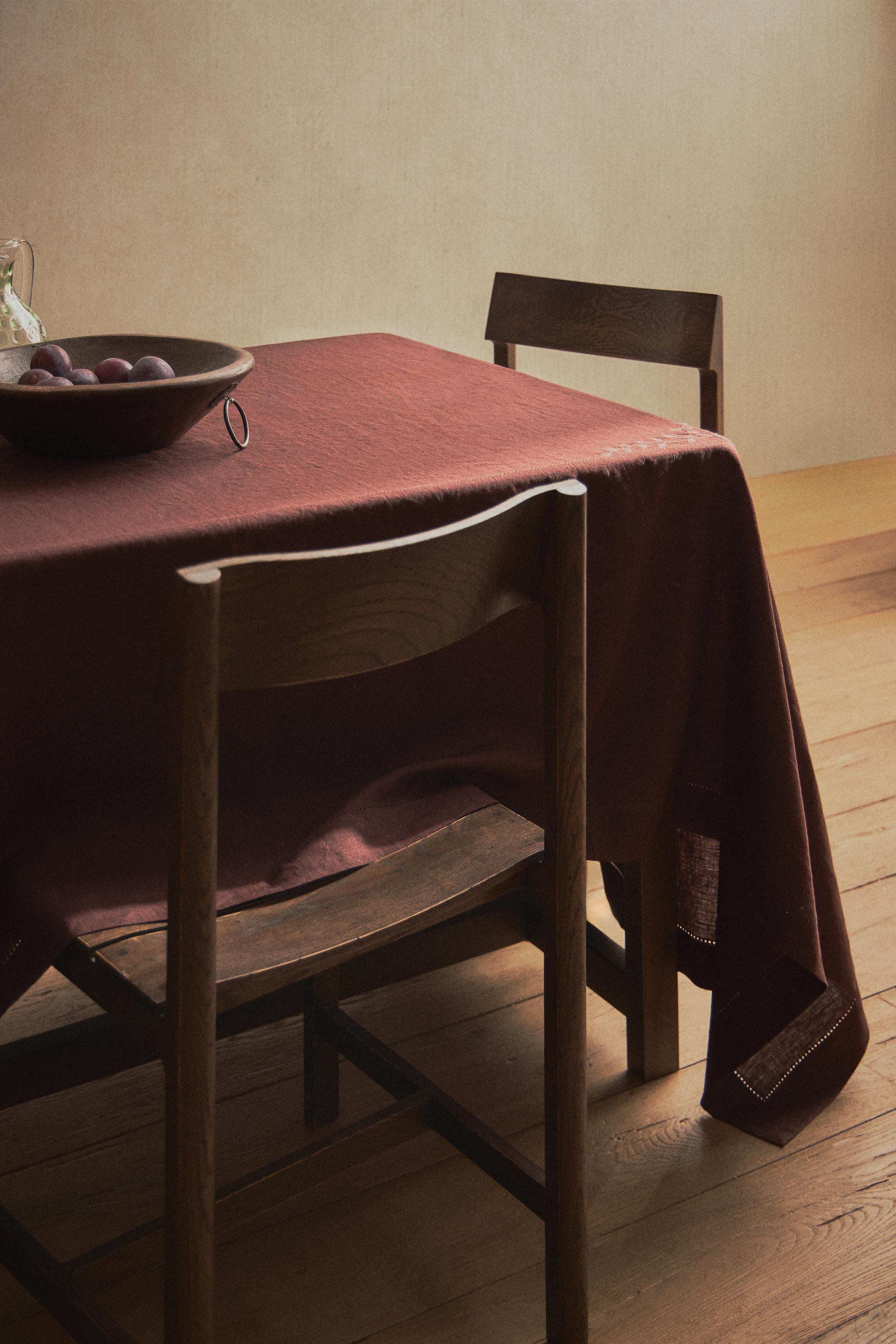 LINEN TABLECLOTH WITH FLORAL EMBROIDERY